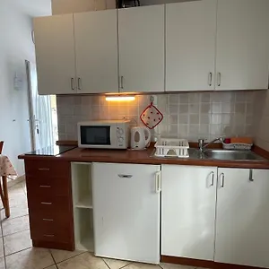 Apartament Zora, Nin
